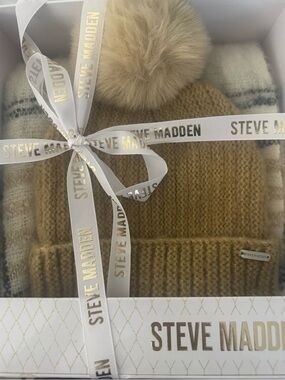 New Steve Madden Hat and Scarf Set